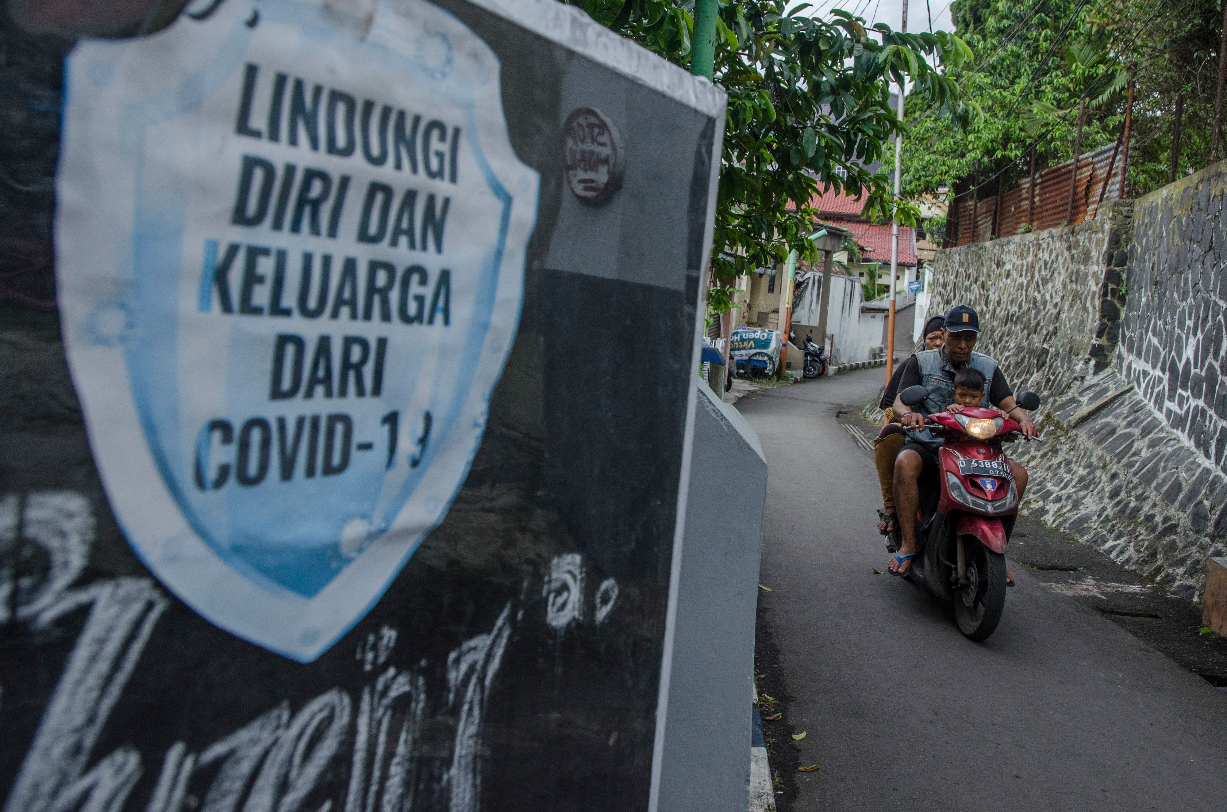 Warga melintasi mural tentang pencegahan penyebaran COVID-19 di Bandung, Jawa Barat