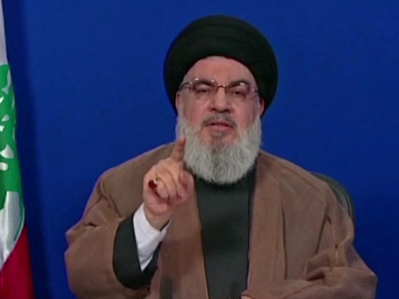 Kepala Hizbullah Hassan Nasrallah menyampaikan pidato yang disiarkan televisi dari lokasi yang dirahasiakan. 