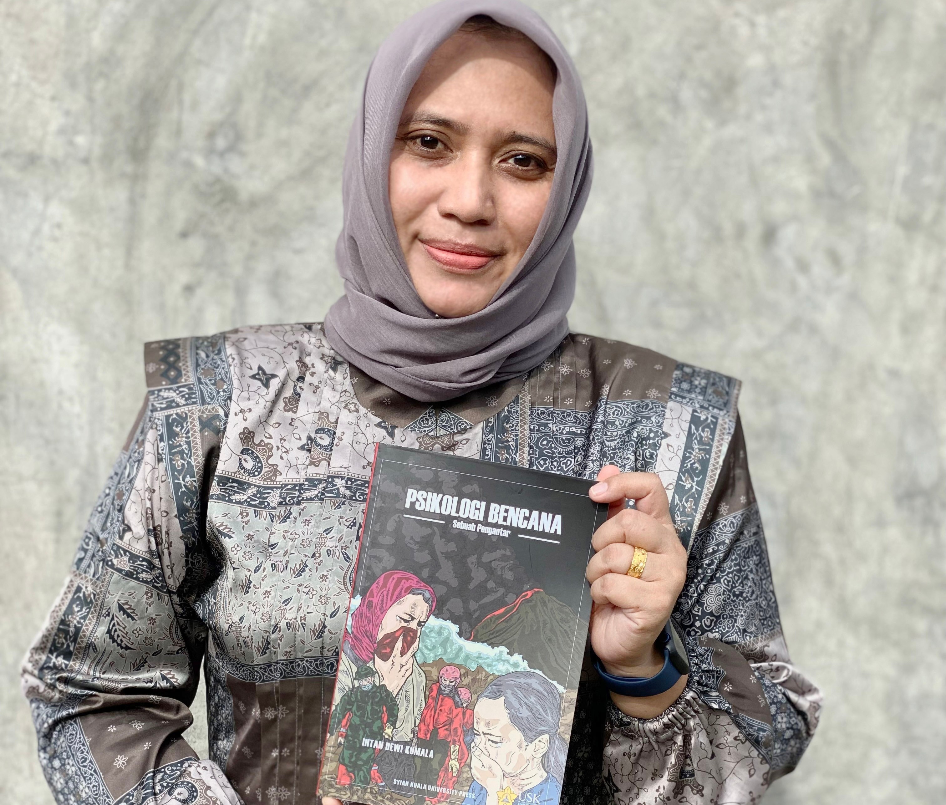 Dosen Program Studi Psikologi dan peneliti pada Tsunami and Disaster Mitigation Research Centre USK , Intan Dewi Kumala meluncurkan buku Psi