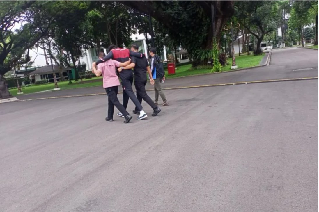 Pebasket Derrick Michael Xzavierro dipapah anggota Paspampres, karena tidak fit saat acara pertemuan dengan Presiden Jokowi.