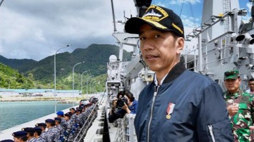 Presiden Joko Widodo saat berada di KRI Imam Bonjol