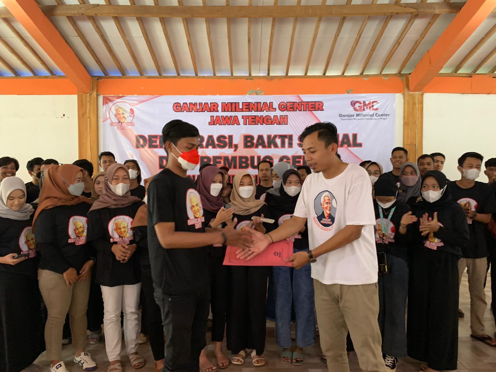 Bakti sosial Ganjar Milenial Center (GMC) di Jawa Tengah sekaligus mempromosikan Ganjar Pranowo untuk Presiden 2024. 