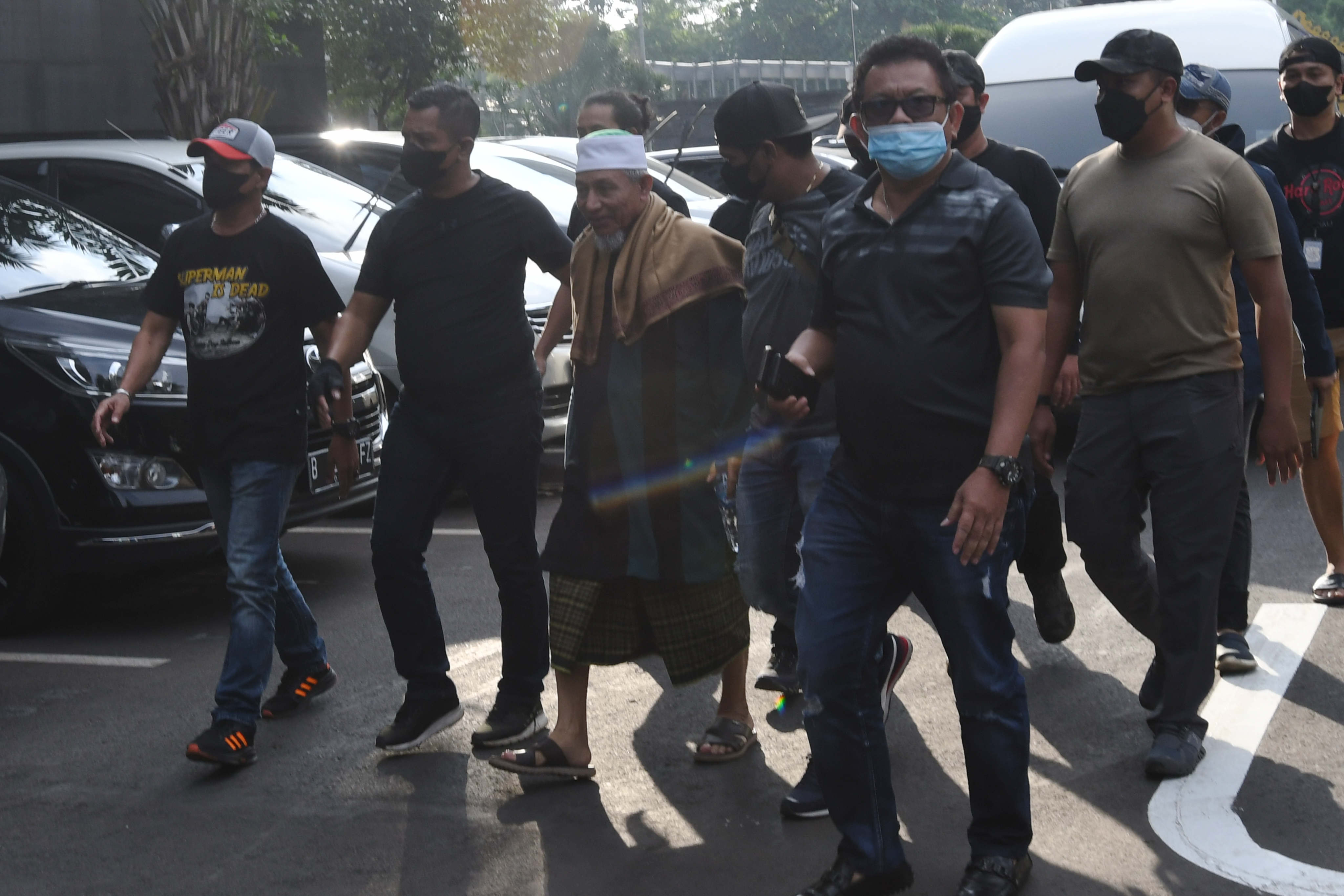 Sejumlah polisi mengamankan kedatangan petinggi organisasi Khilafatul Muslimin, Abdul Qadir Baraja