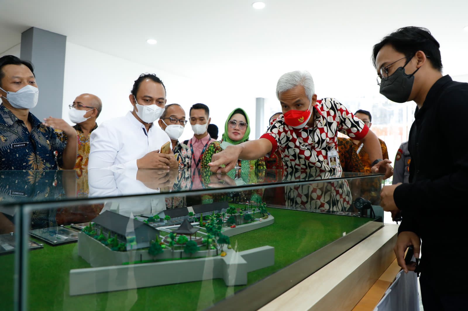 Gubernur Ganjar Pranowo melihat maket pembangunan SMA Negeri Tawangmangu, Kabupaten Karanganyar, Jawa Tengah, Rabu (15/6)