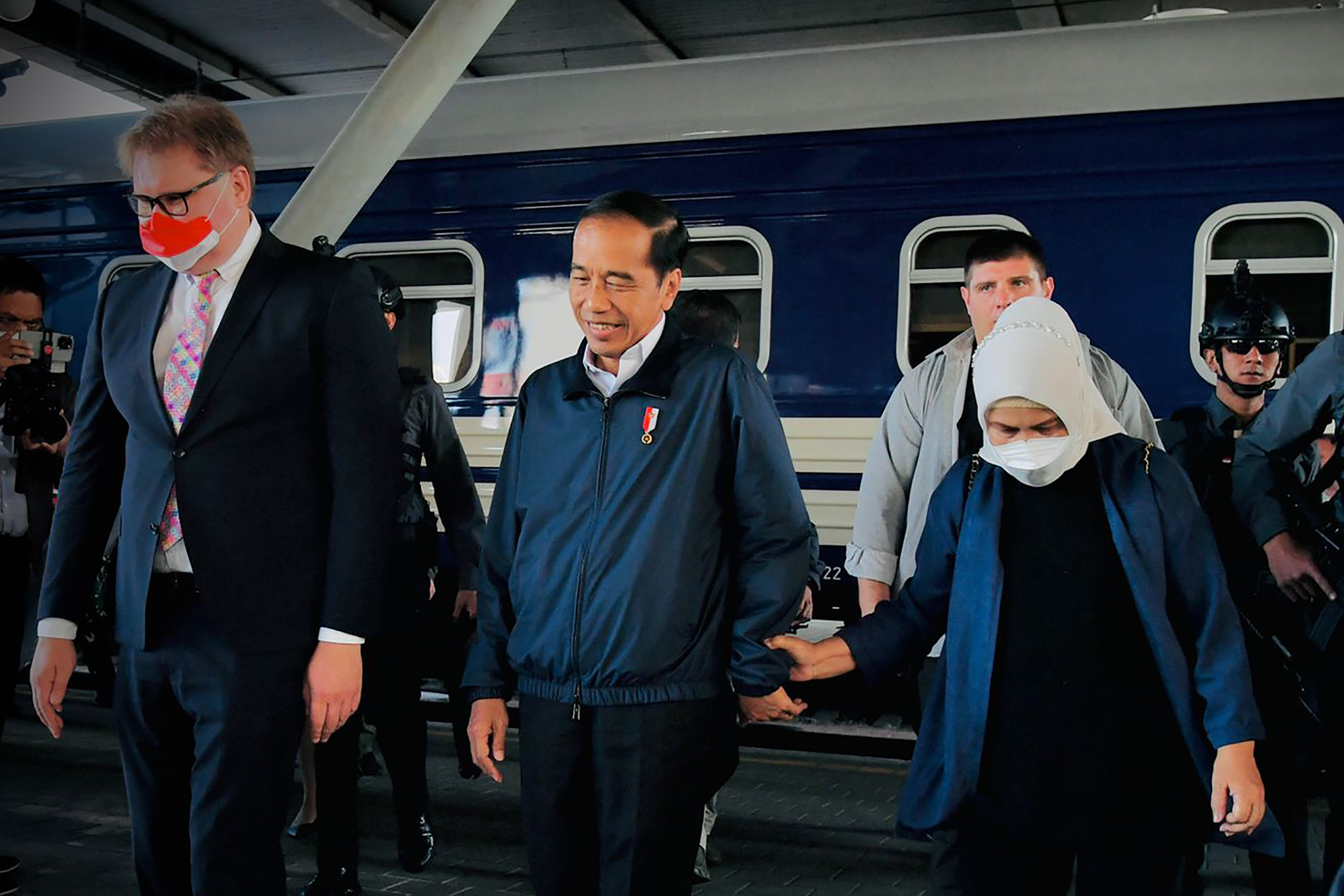 Presiden Jokowi dan Ibu Negara tiba di Stasiun Central Kyiv, Ukraina.