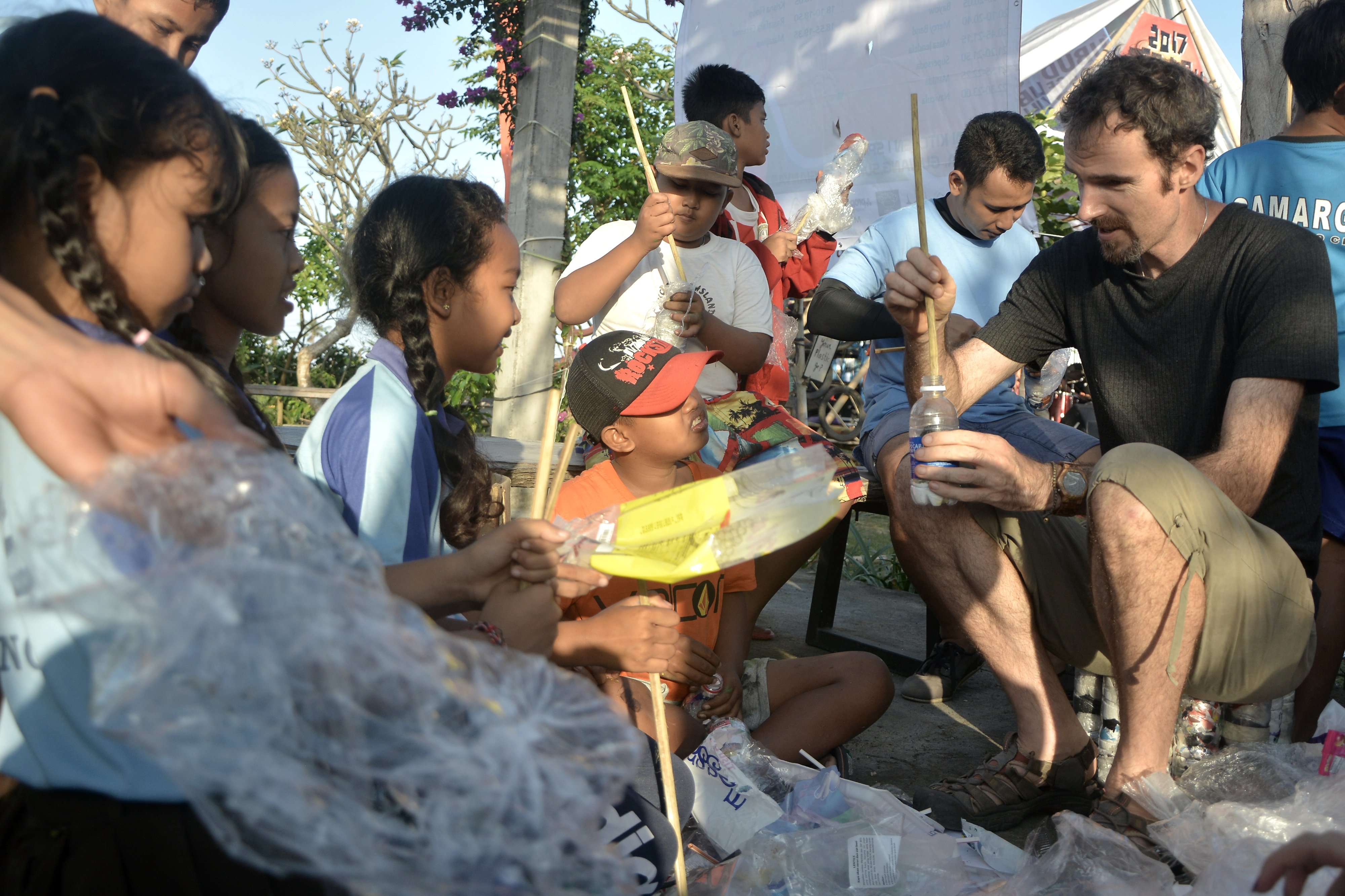PENGELOLAAN SAMPAH: Relawan mancanegara mengajarkan cara pemanfaatan sampah plastik menjadi ecobrick kepada pelajar di Bali.