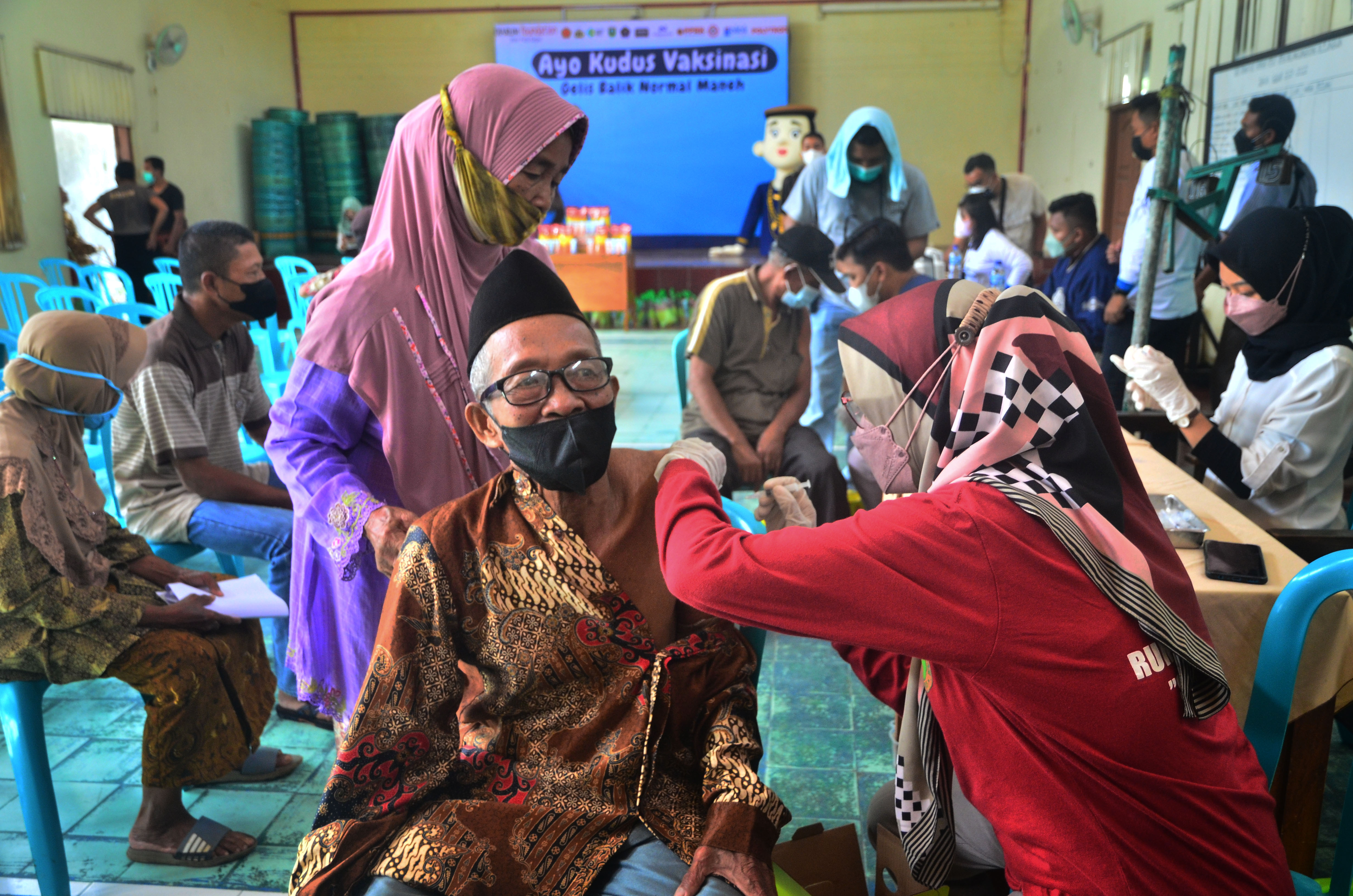 VAKSINASI COVID-19: Petugas kesehatan menyuntikkan vaksin covid-19 kepada lansia di Balai Desa Bulungcangkring, Kudus, Kamis (24/3).