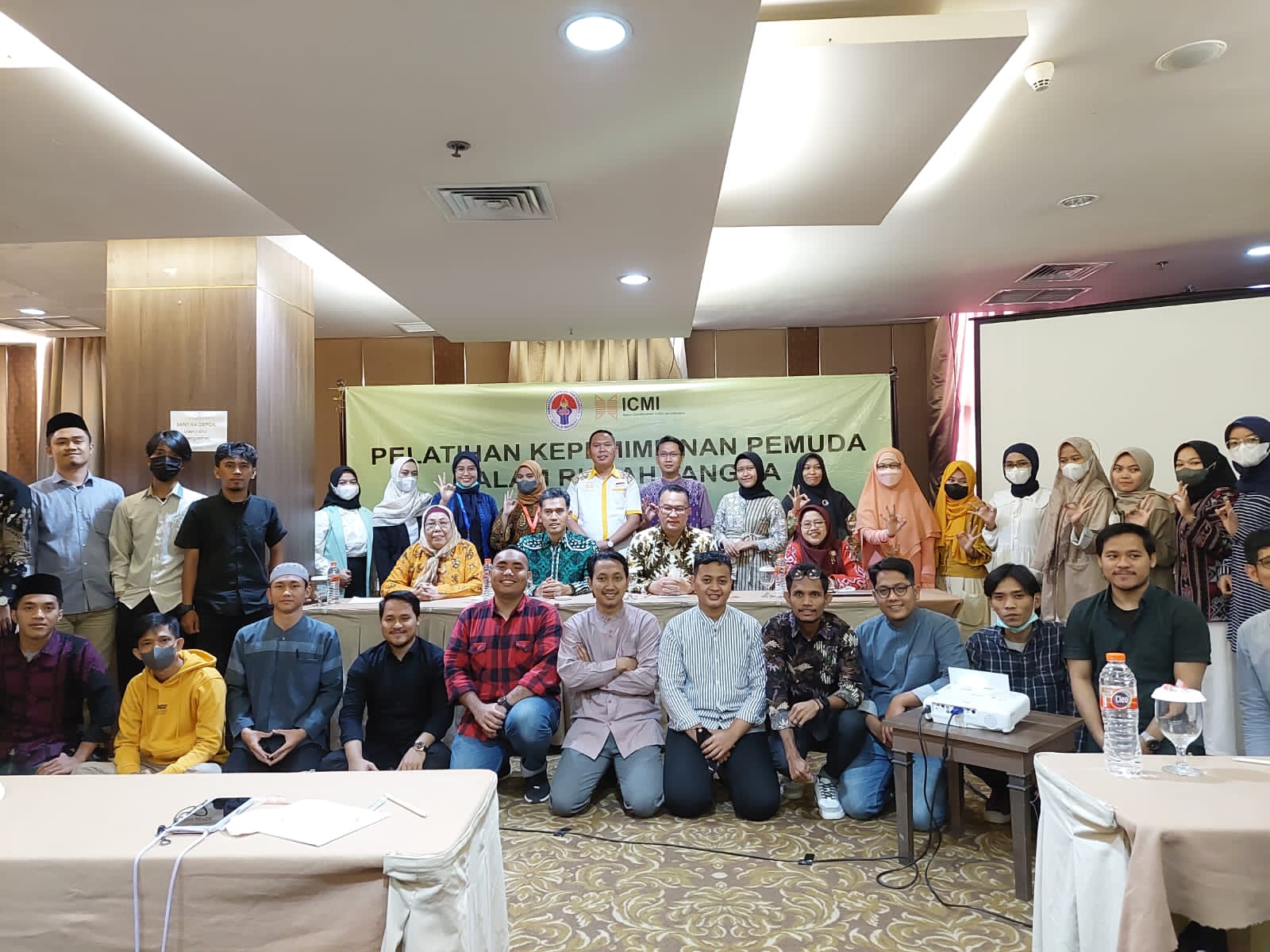 Sesi foto di Pelatihan Kepemimpinan Pemuda dalam Rumah Tangga yang berlangsung di Depok, Jawa Barat.