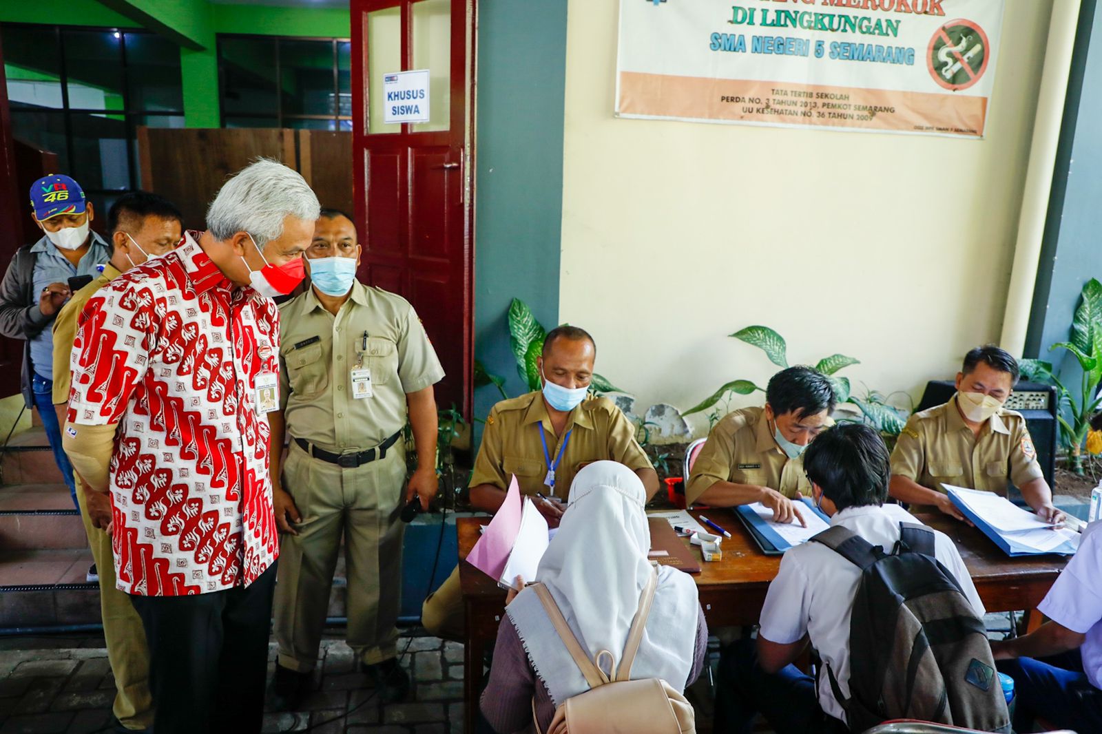 Gubernur Jateng Ganjar Pranowo saat meninjau pelaksanaan PPDB di SMAN 5 Semarang, Senin (20/6). 