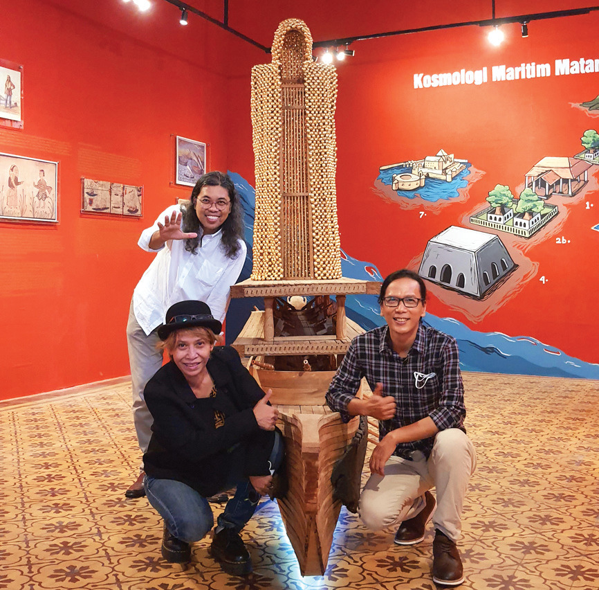 Sri Margana (kurator pameran) dari Tim Kosmopolis Rempah UGM bersama Tita Rubi dan Mikke Susanto, kurator Istana Kepresidenan RI.