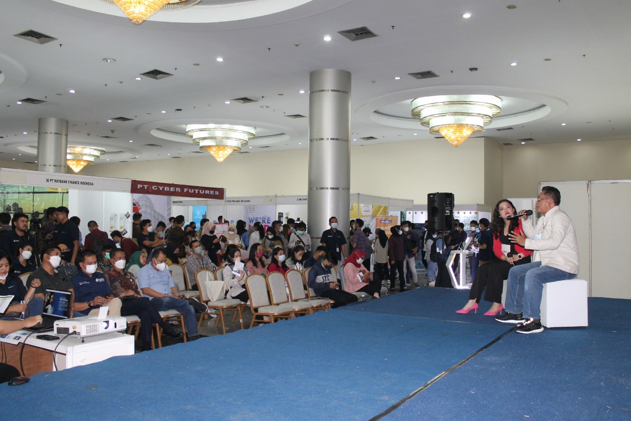 Talk Show dengan SM Human Capital PT GDPS Nur Cahyo Puji Wijayanto dalam acara Indonesia Career Expo Jakarta, Sabtu (18/6/2022)