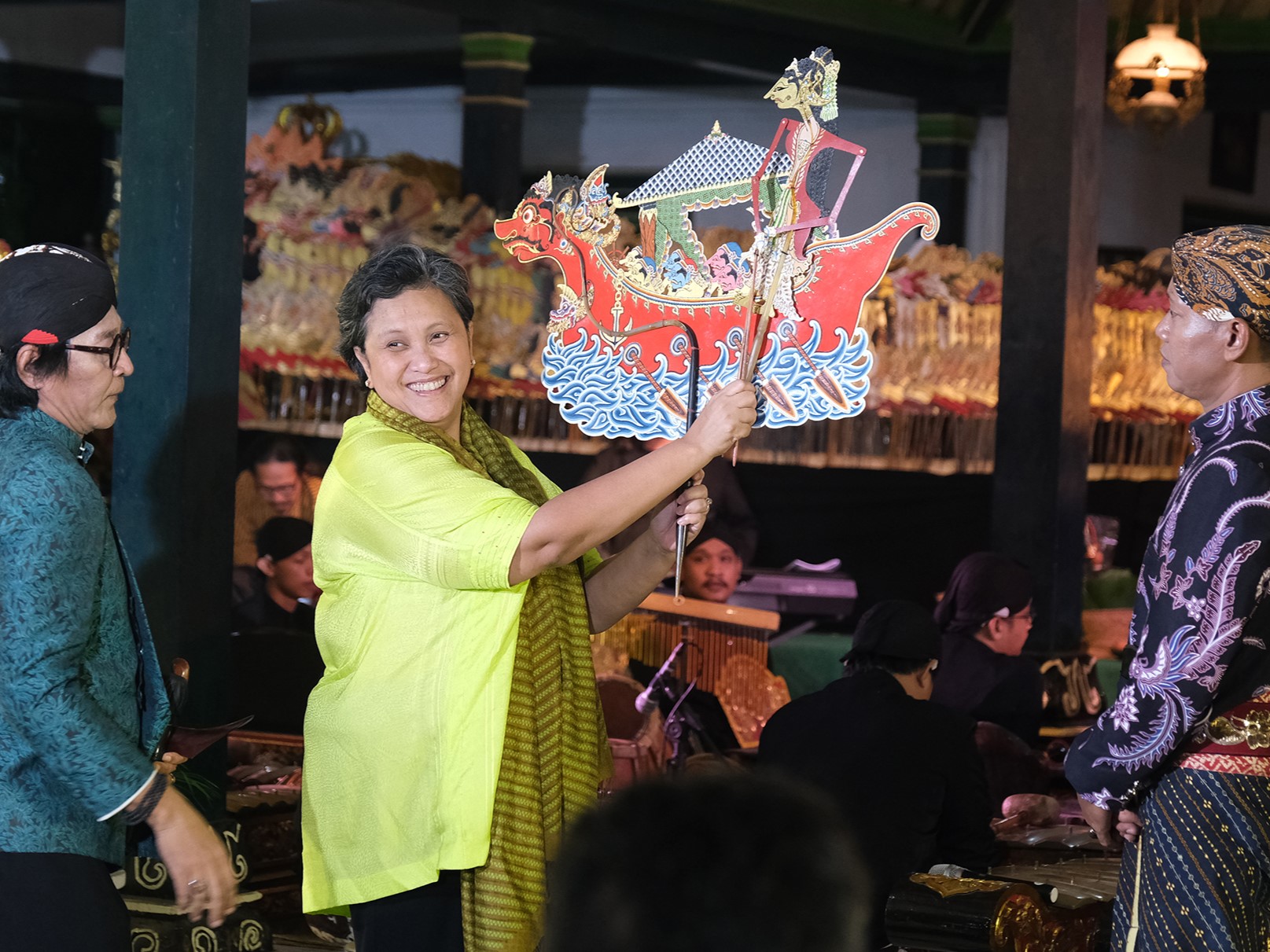 Wakil Ketua MPR Lestari Moerdijat (tengah) menyerahkan wayang kepada dalang Ki Catur Kuncoro (kanan) disaksikan Sujiwo Tejo.