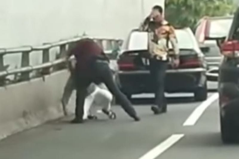 Tangkapan layar video dugaan pemukulan di Jalan Tol Dalam Kota, Gatot Subroto, Jakarta, Sabtu (4/6/2022). 
