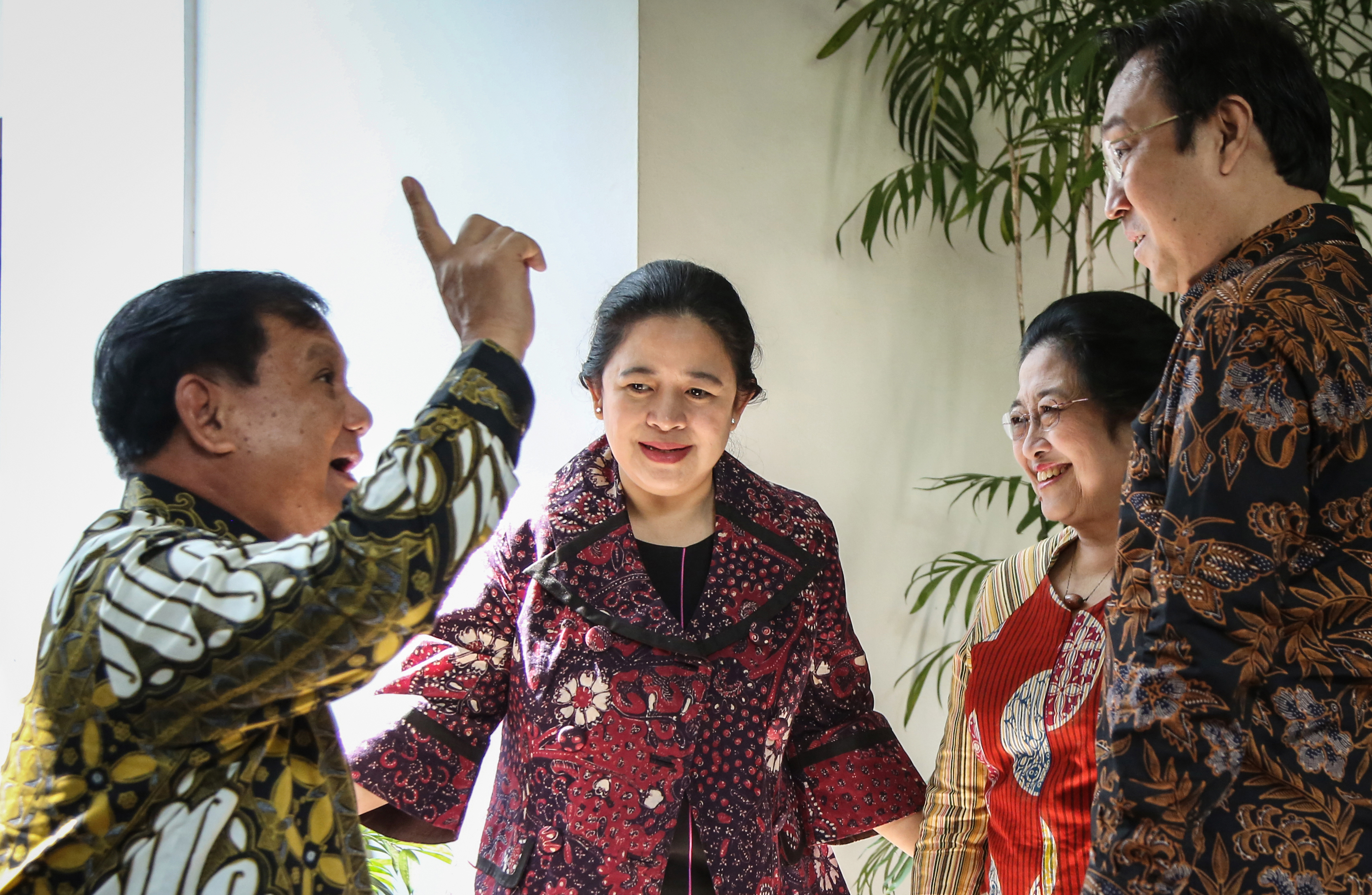 Puan Maharani, putri dari Ketum PDIP Megawati Soekarnoputri, saat berbincang dengan para tokoh politik.