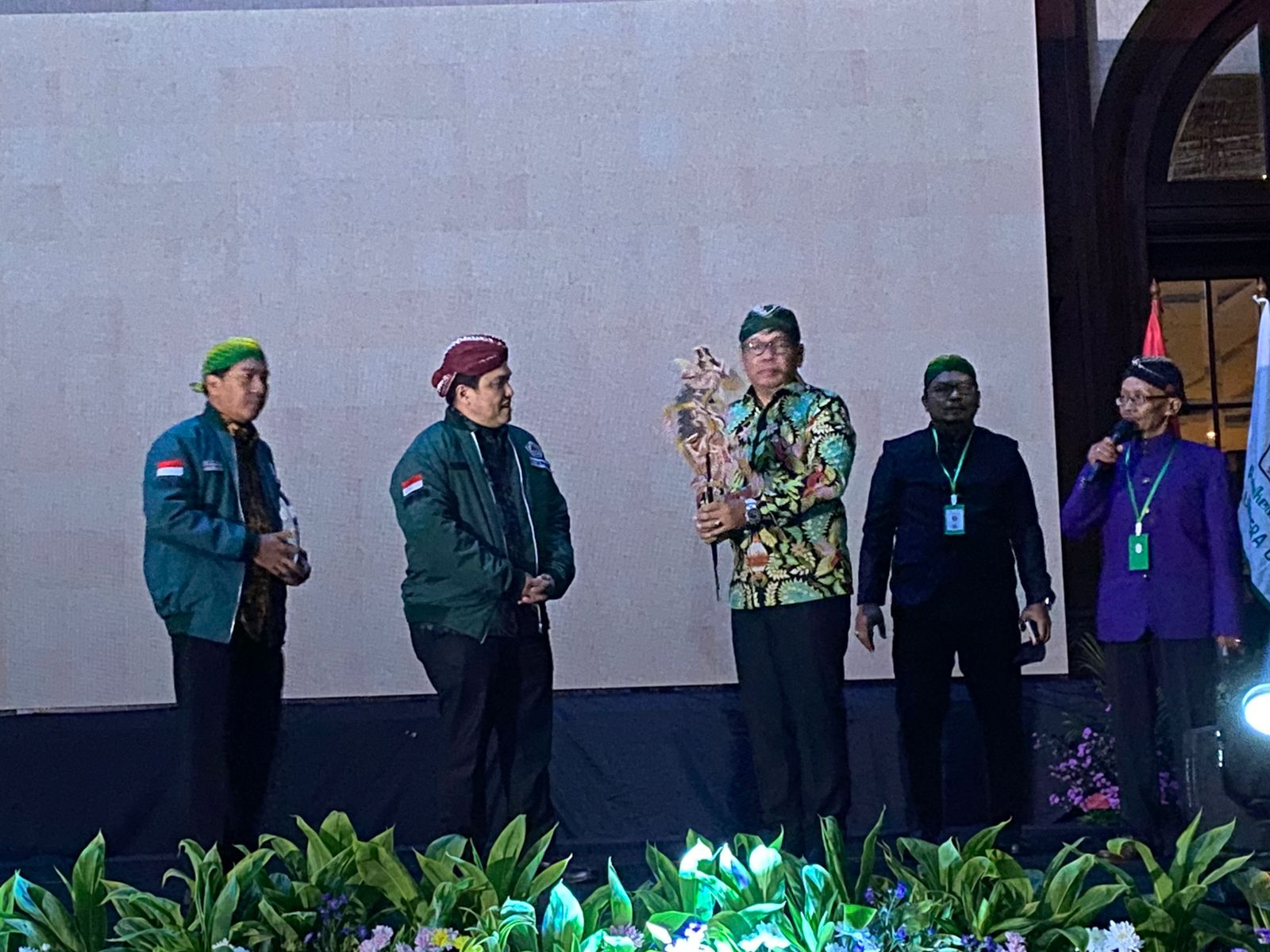 Erick Thohir menerima penghargaan dari Ketua Pujakesuma Joko Susilo