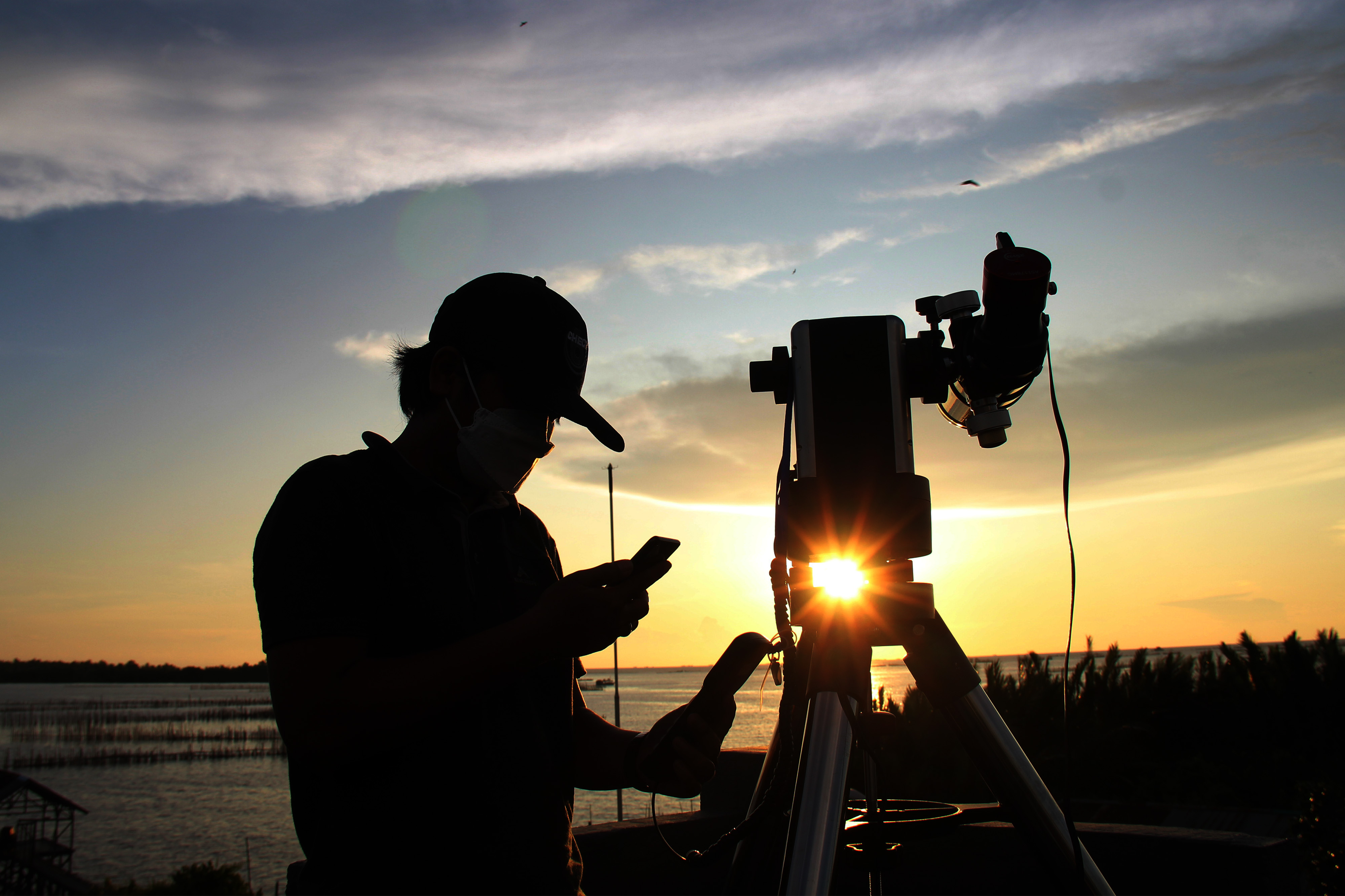 Seorang petugas Badan Riset Inovasi Nasional (BRIN) mengamati posisi hilal menggunakan teleskop semi auto.