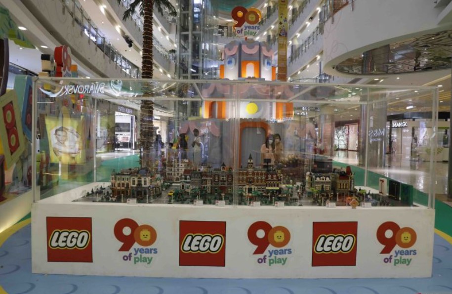 Perayaan 90 tahun LEGO