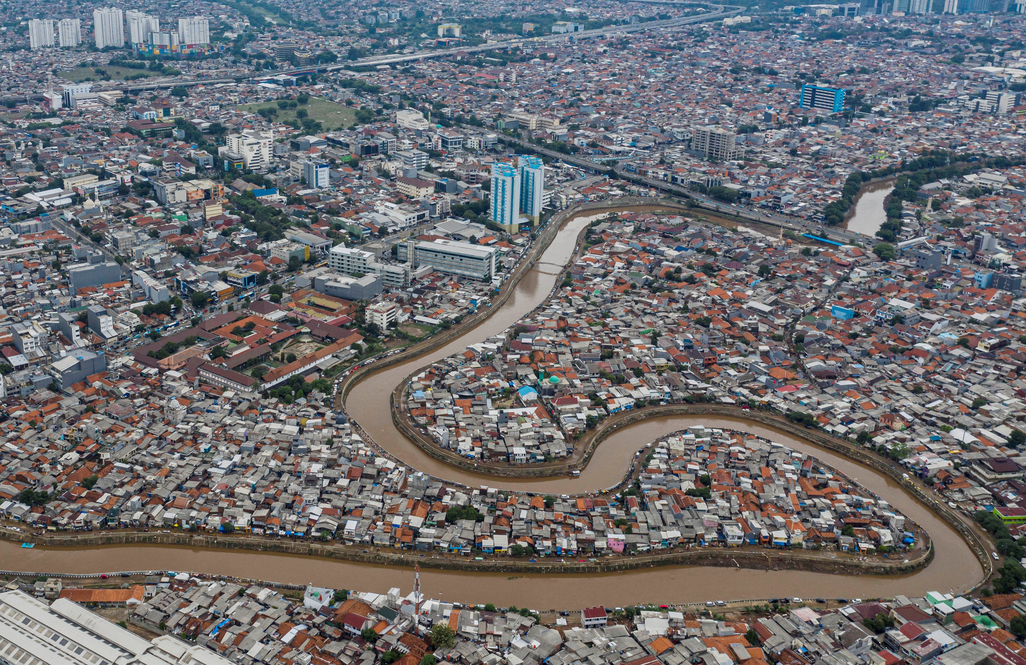 Foto udara suasana wilayah bantaran Sungai Ciliwung di Jakarta.