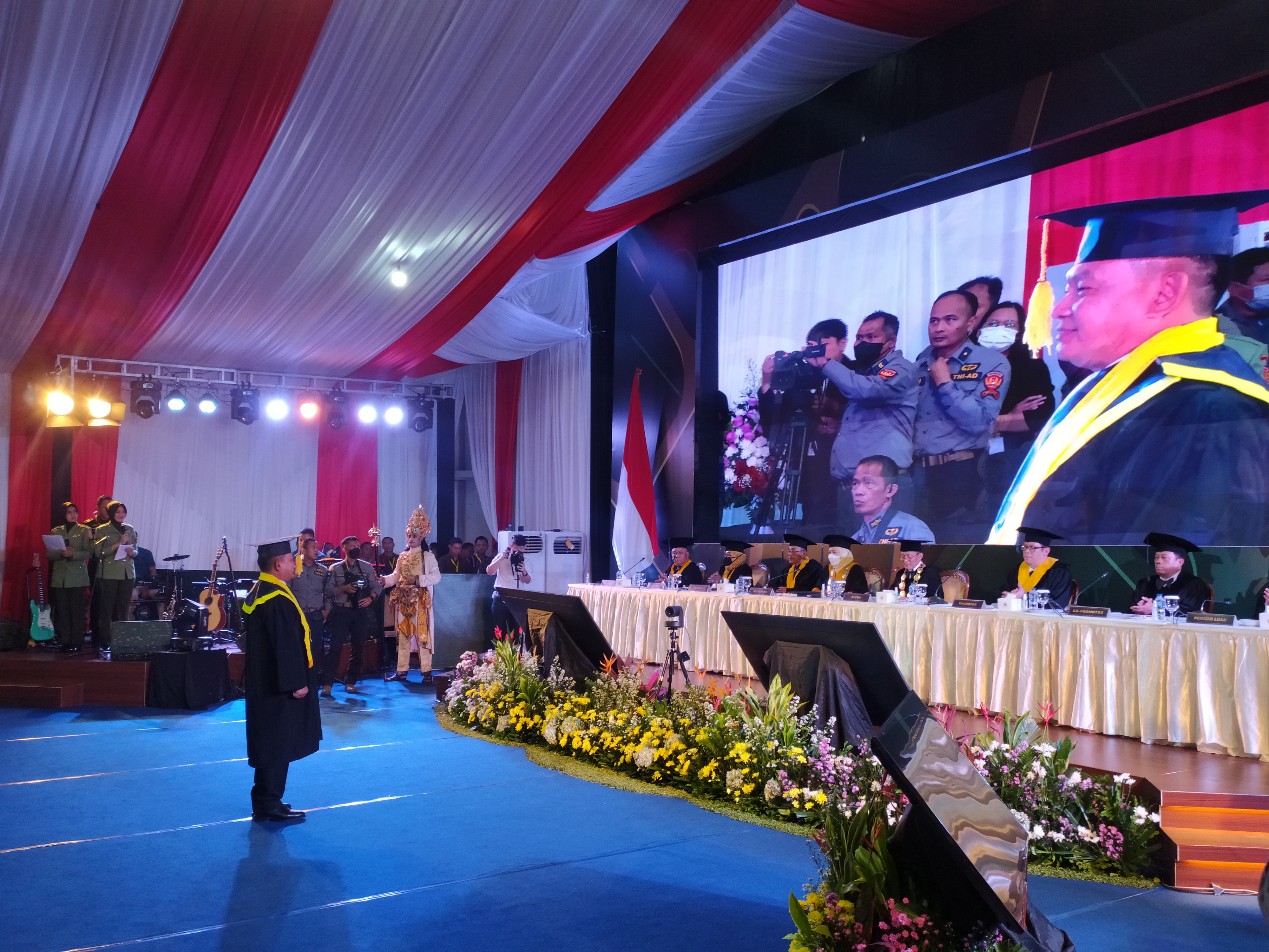 KSAD Jenderal Dudung Abdurachman menjalani sidang terbuka doktoral program studi Ilmu Ekonomi di Universitas Trisakti, Sabtu (11/6). 