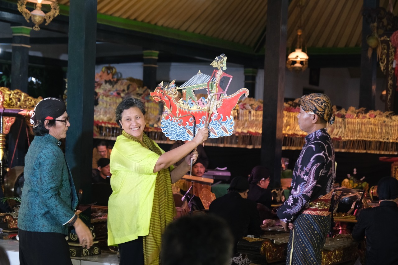 Wakil Ketua MPR RI, Lestari Moerdijat,  saat Pagelaran Wayang Kulit dengan lakon Rainha de Japara.