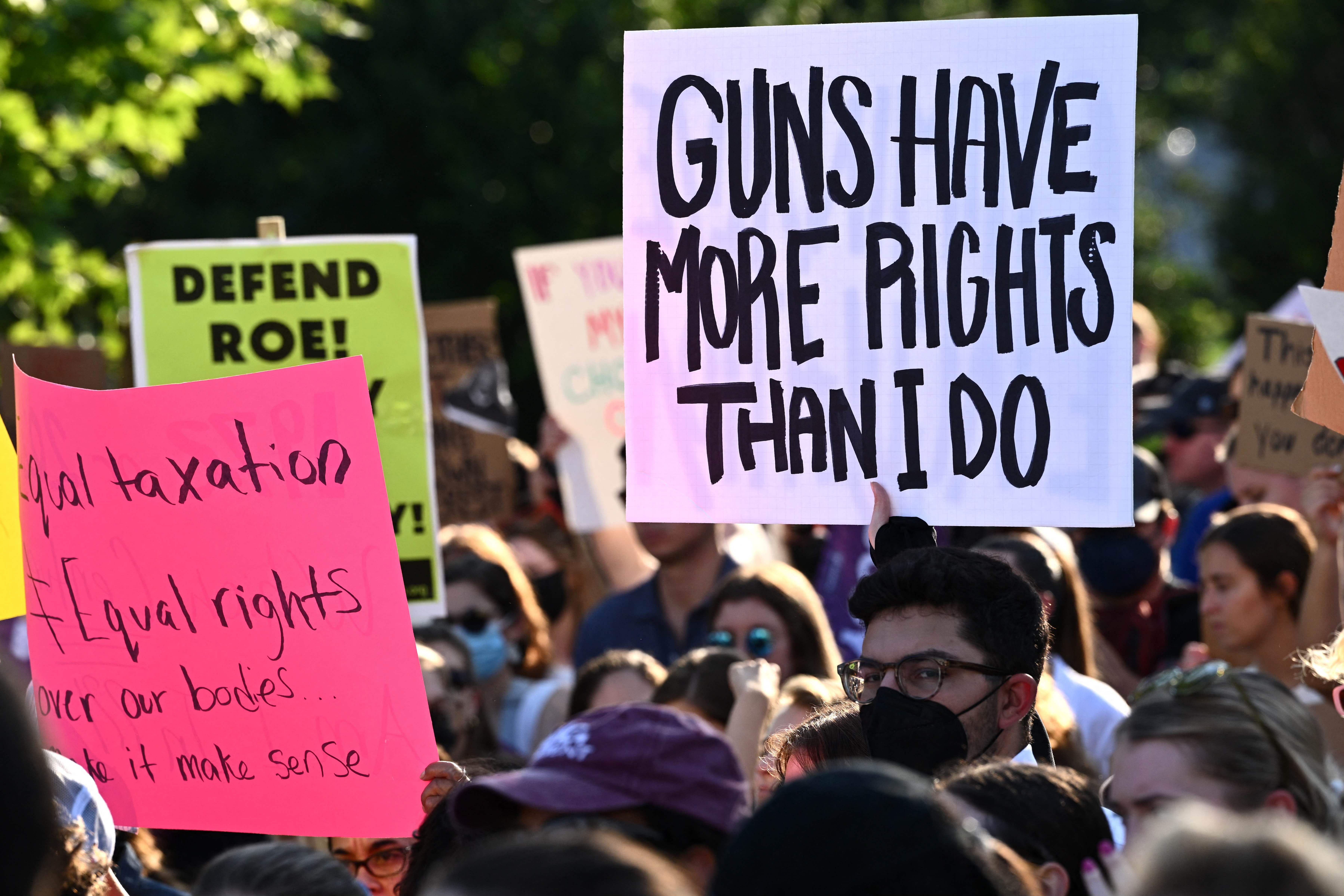 Warga AS menggelar demonstrasi menentang keputusan Mahkamah Agung yang mencabut hak untuk melakukan aborsi.