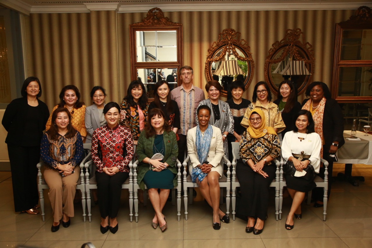 Roundtable Luncheon bertemakan “Memajukan Pemberdayaan Ekonomi Gender melalui Perdagangan Internasional