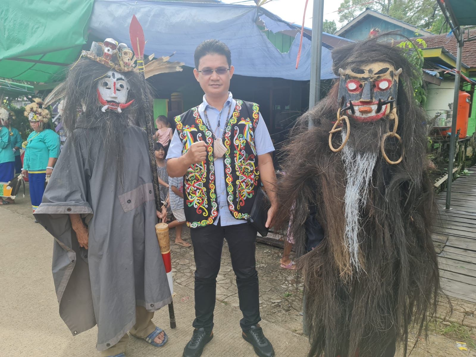 Juru bicara Laskar Adat Dayat Nasional, Decky Samuel (tengah)