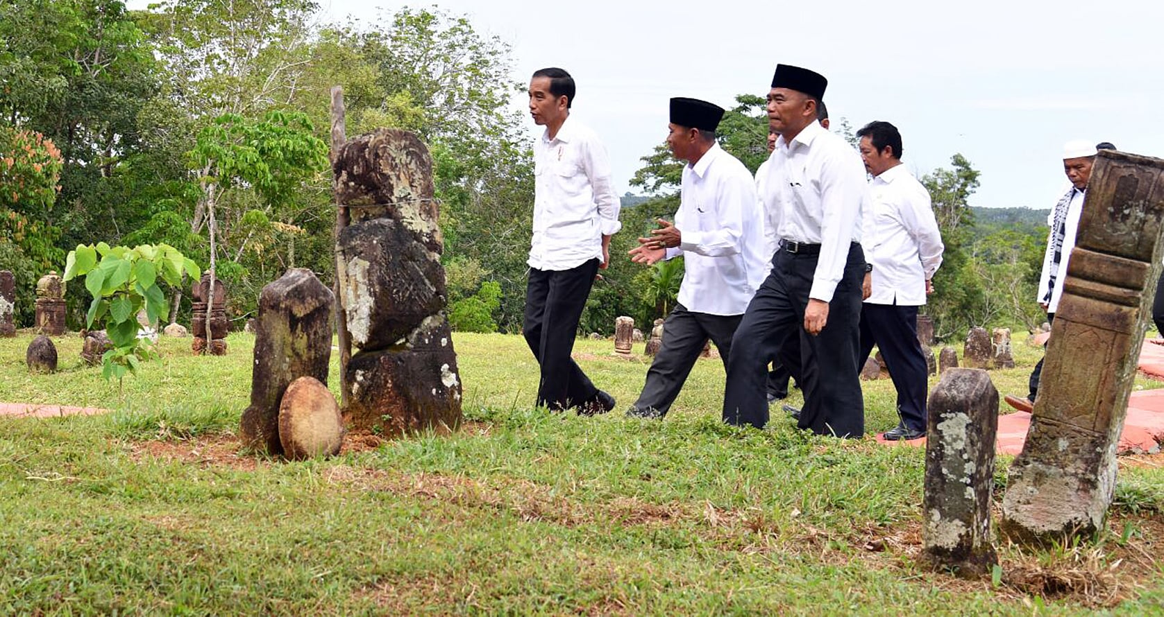 Ilustrasi: Presiden Joko Widodo berjalan di kawasan objek wisata religi Permakaman Mahligai Barus