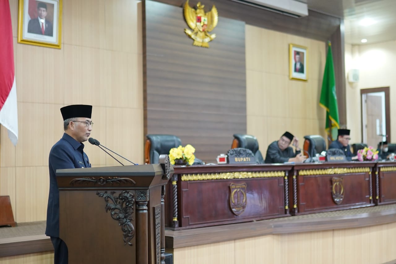 Penjabat Bupati Muba Apriyadi saar Rapat Paripurna di DPRD Muba, Selasa (28/6)