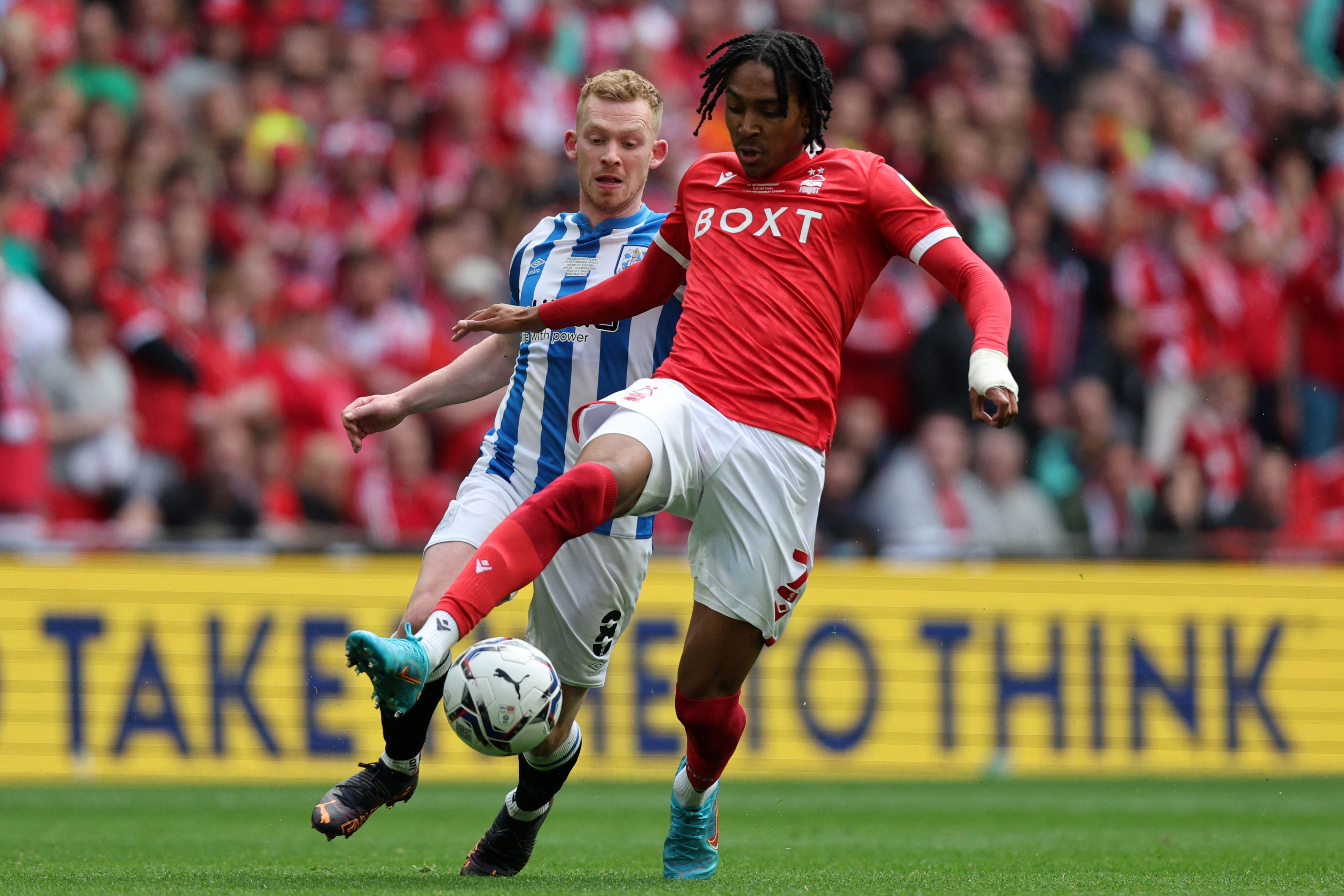 Bek Nottingahm Forest Djed Spence (kanan)