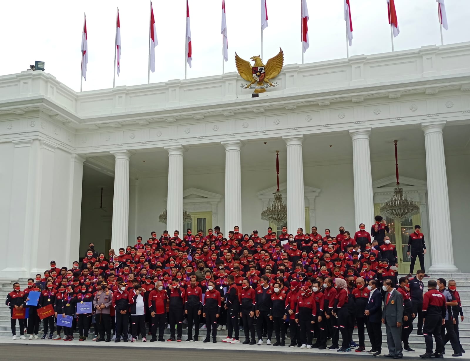 Presiden Joko Widodo berfoto bersama dengan para atlet peraih medali di ajang SEA Games Vietnam.