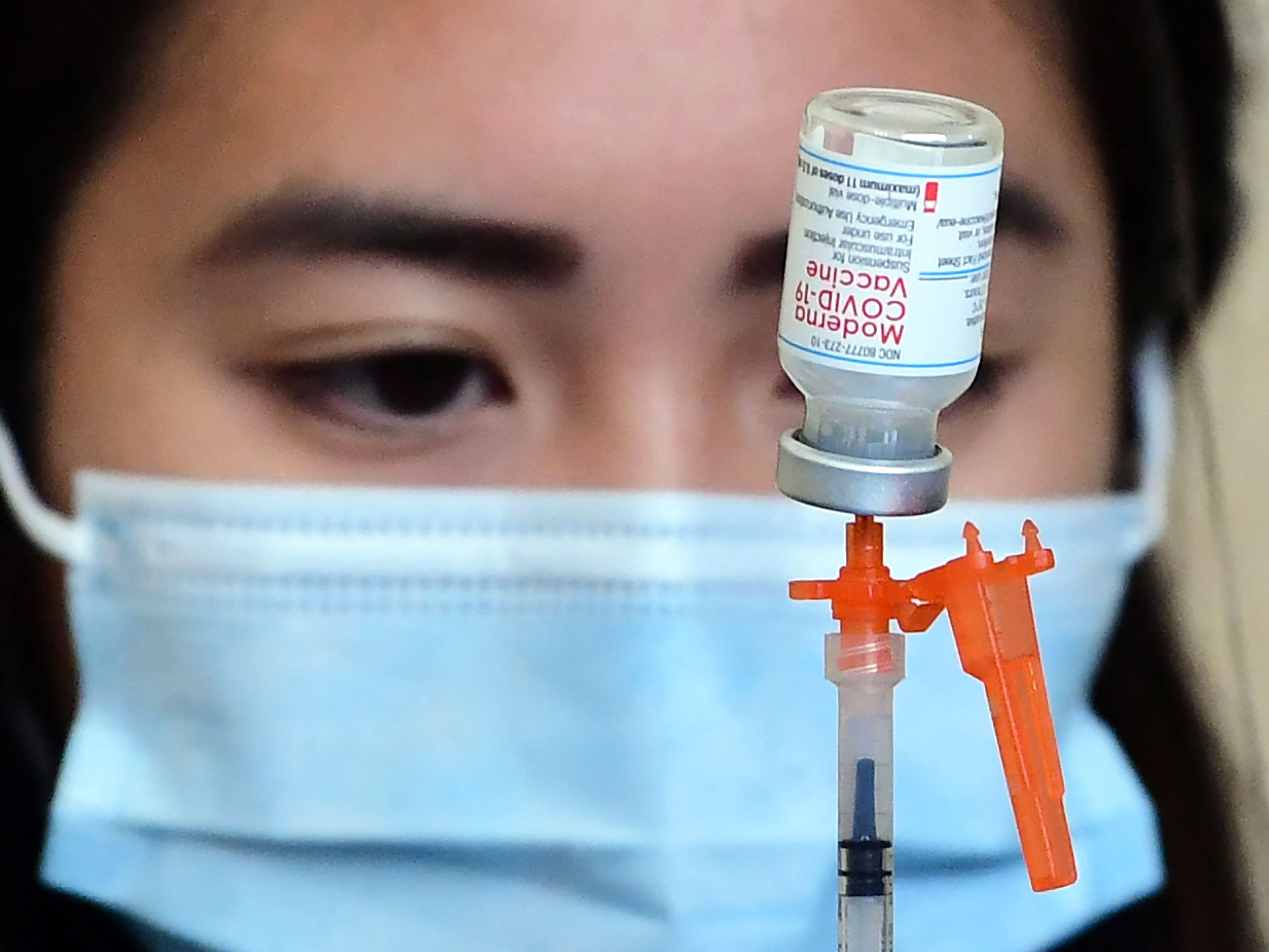 Vaksin Moderna Covid-19 disiapkan untuk administrasi di Union Station di Los Angeles.