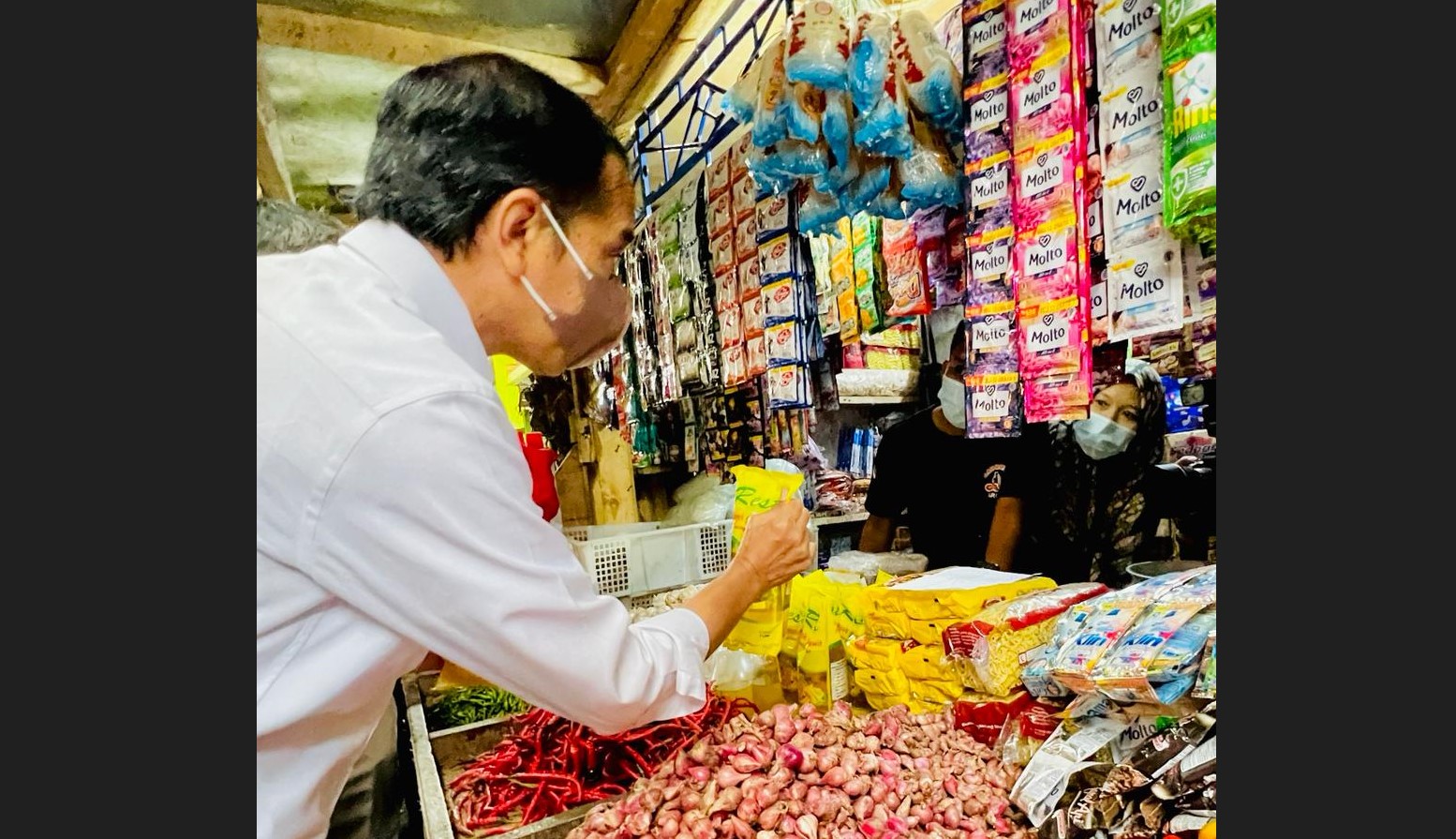 Presiden Joko Widodo saat mengecek harga minyak goreng di Pasar Baros, Serang, Banten.