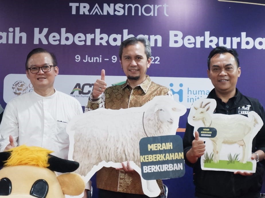 Vice President Corporate Communications Transmart Satria Hamid (tengah).