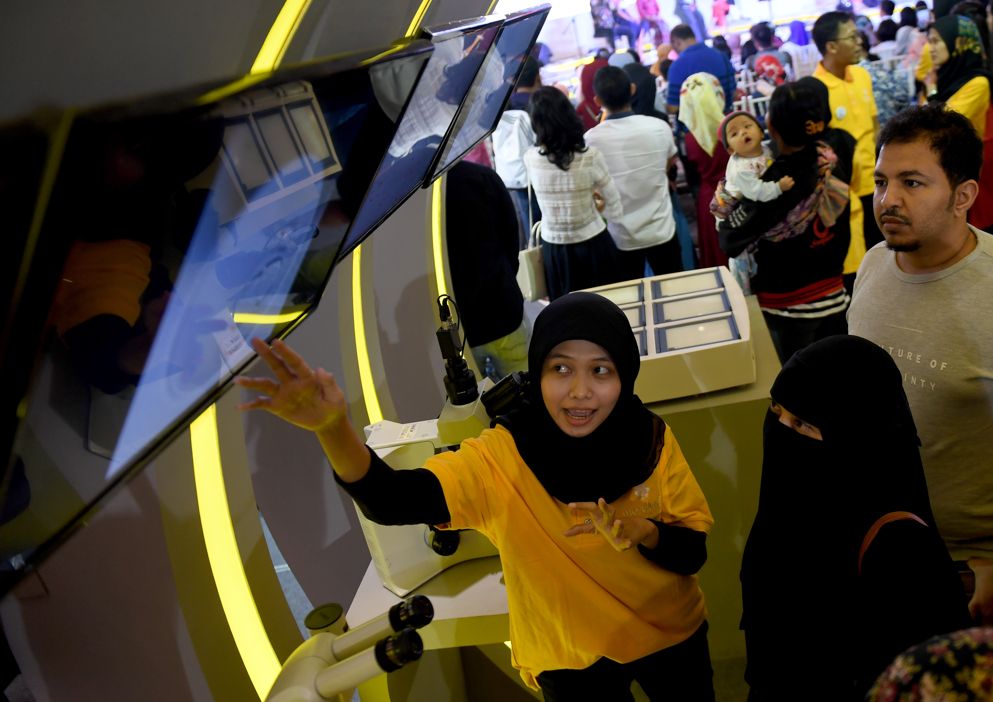 Pengunjung menyimak penjelasan mengenai bayi tabung dalam Fertility Science Week di Jakarta.