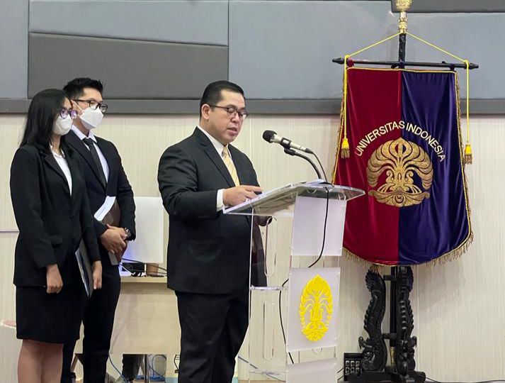 DR Hendri dalam paparan disertasinya