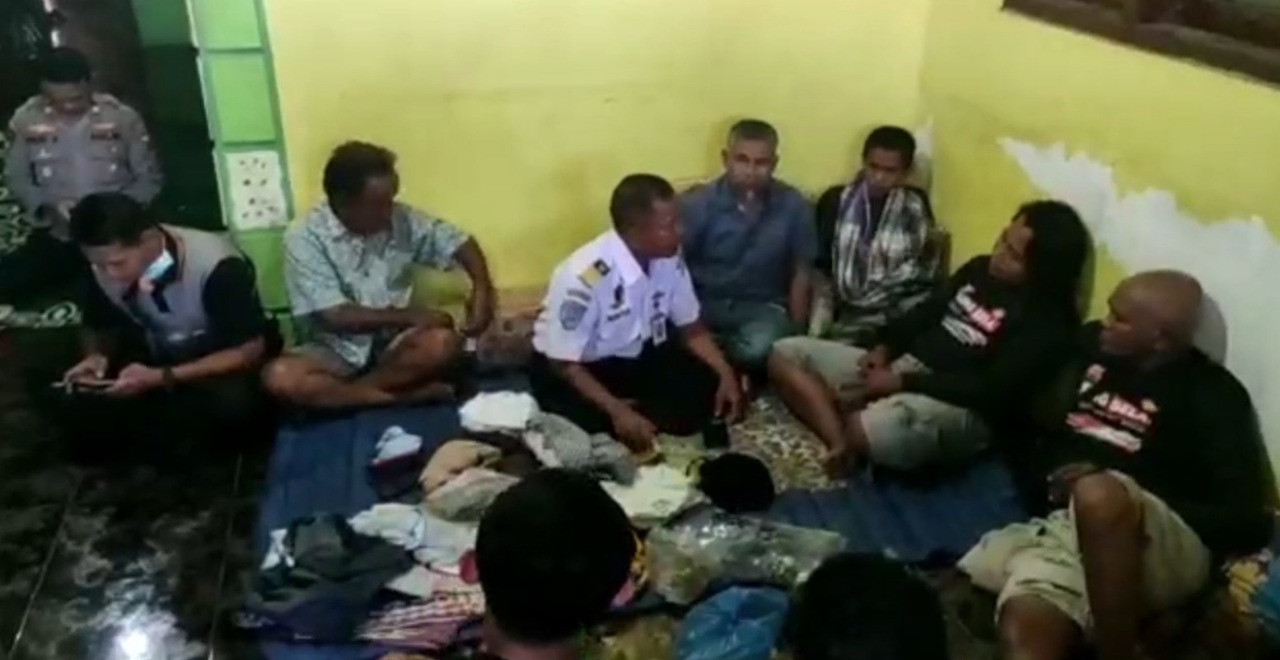 Nelayan Situbondo Selamatkan 14 ABK KM Fajar Nusantara yang Tenggelam