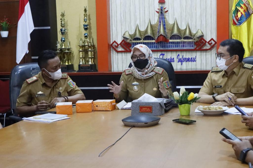 Kepala Dinas Peternakan dan Kesehatan Provinsi Lampung Lili Mawarti (tengah)