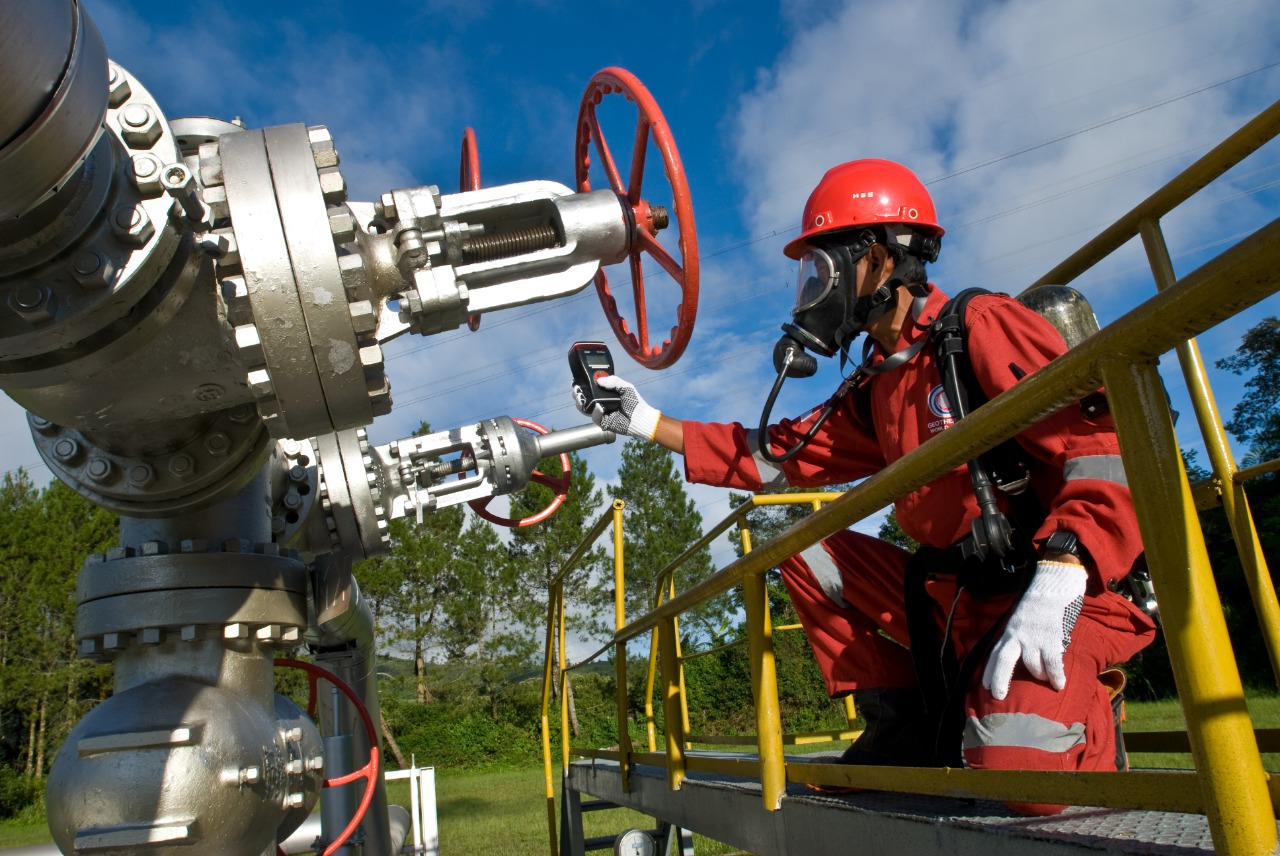 Pekerja di PLTP Kamojang.