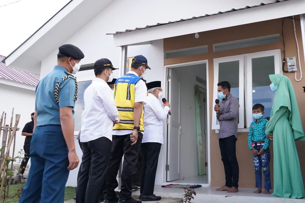 Wakil Presiden Ma'ruf Amin berbincang dengan warga yang menempati hunian tetap korban erupsi semeru.