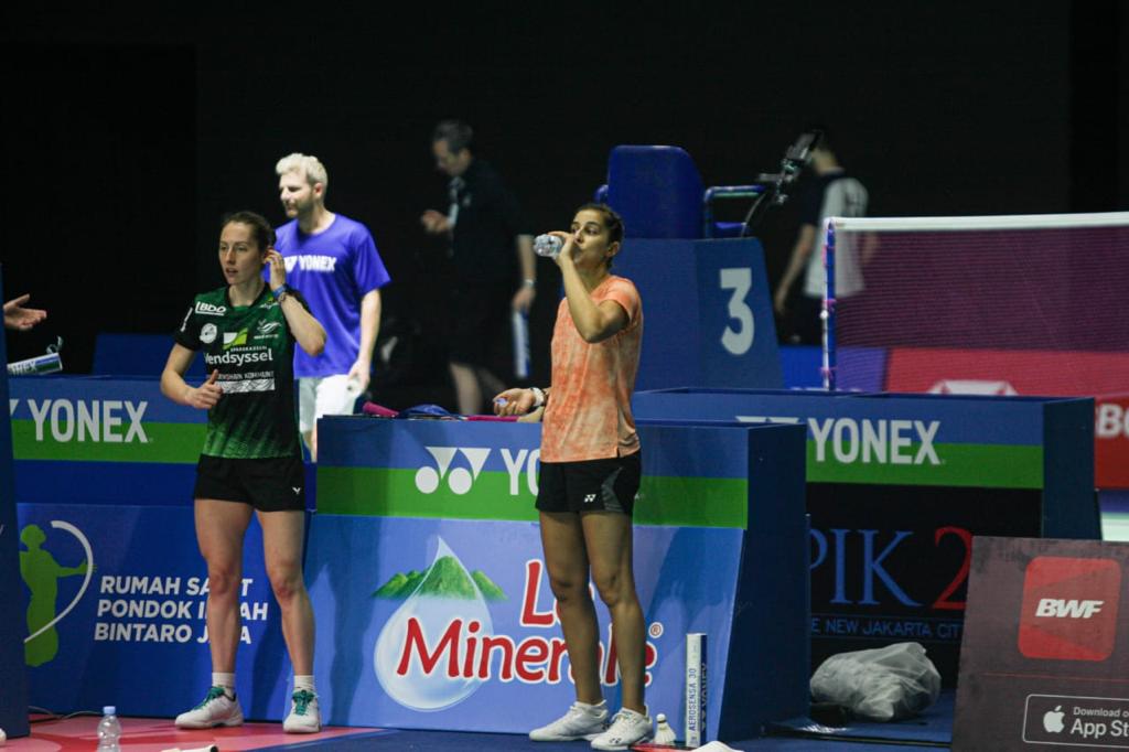 Pasangan pebulu tangkis putri saat berlaga di turnamen Indonesia Open.