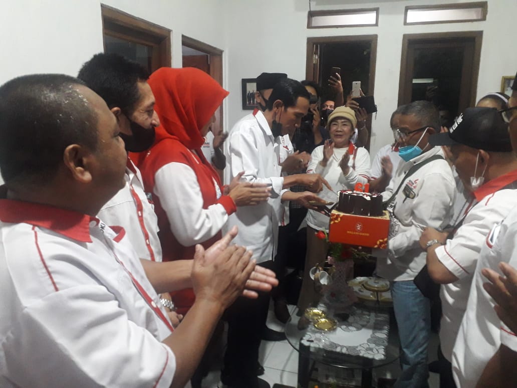 Anggota dan pengurus Seknas Jokowi bertemu Presiden Jokowi.