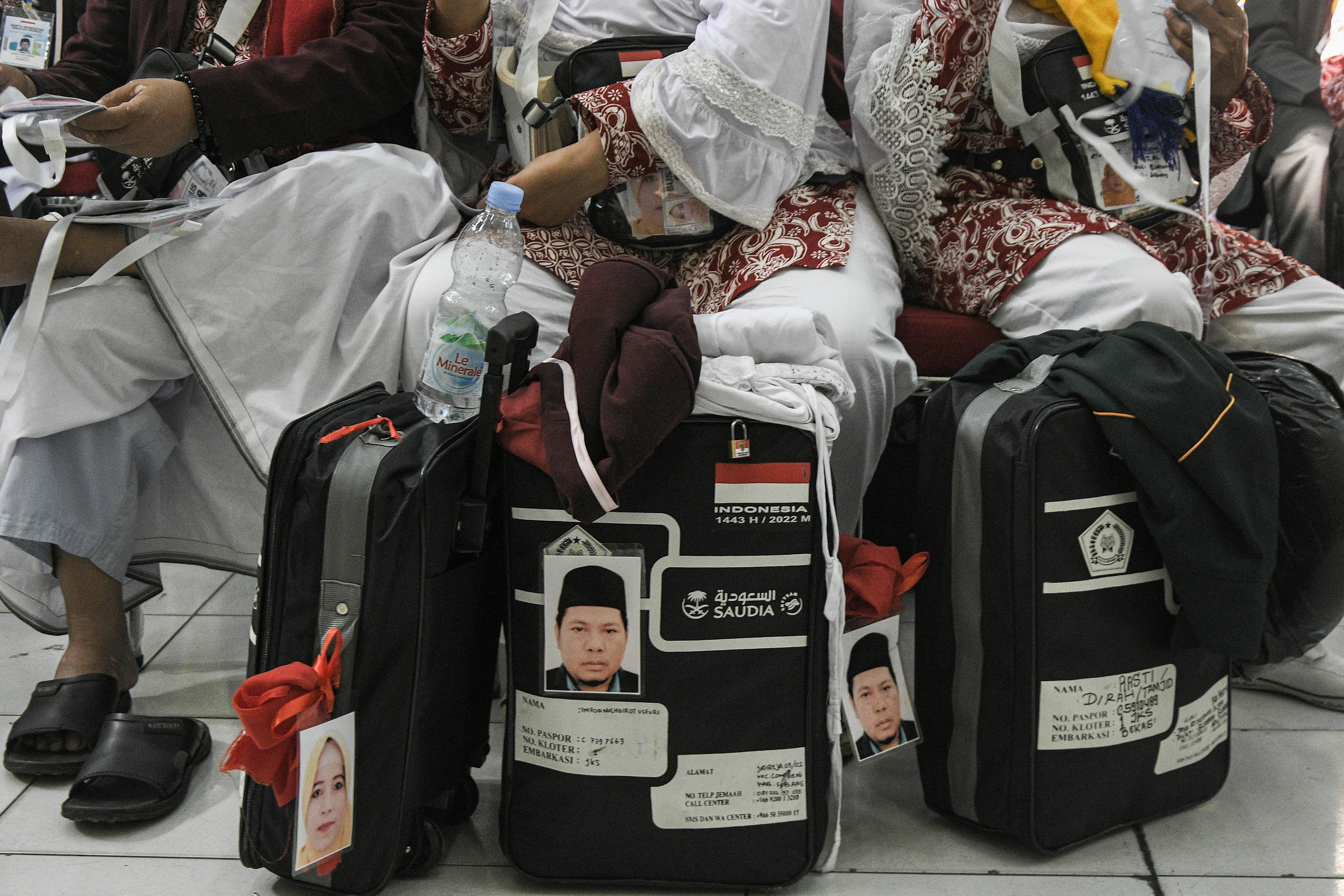 Sejumlah jamaah calon haji kloter pertama menunggu antrean pemeriksaan dokumen sebelum memasuki Asrama Haji Embarkasi, Jawa Barat