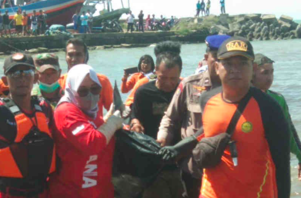 Petugas mengevakuasi korban tenggelam di Indramayu, Jawa Barat, Jumat (10/6/2022). 