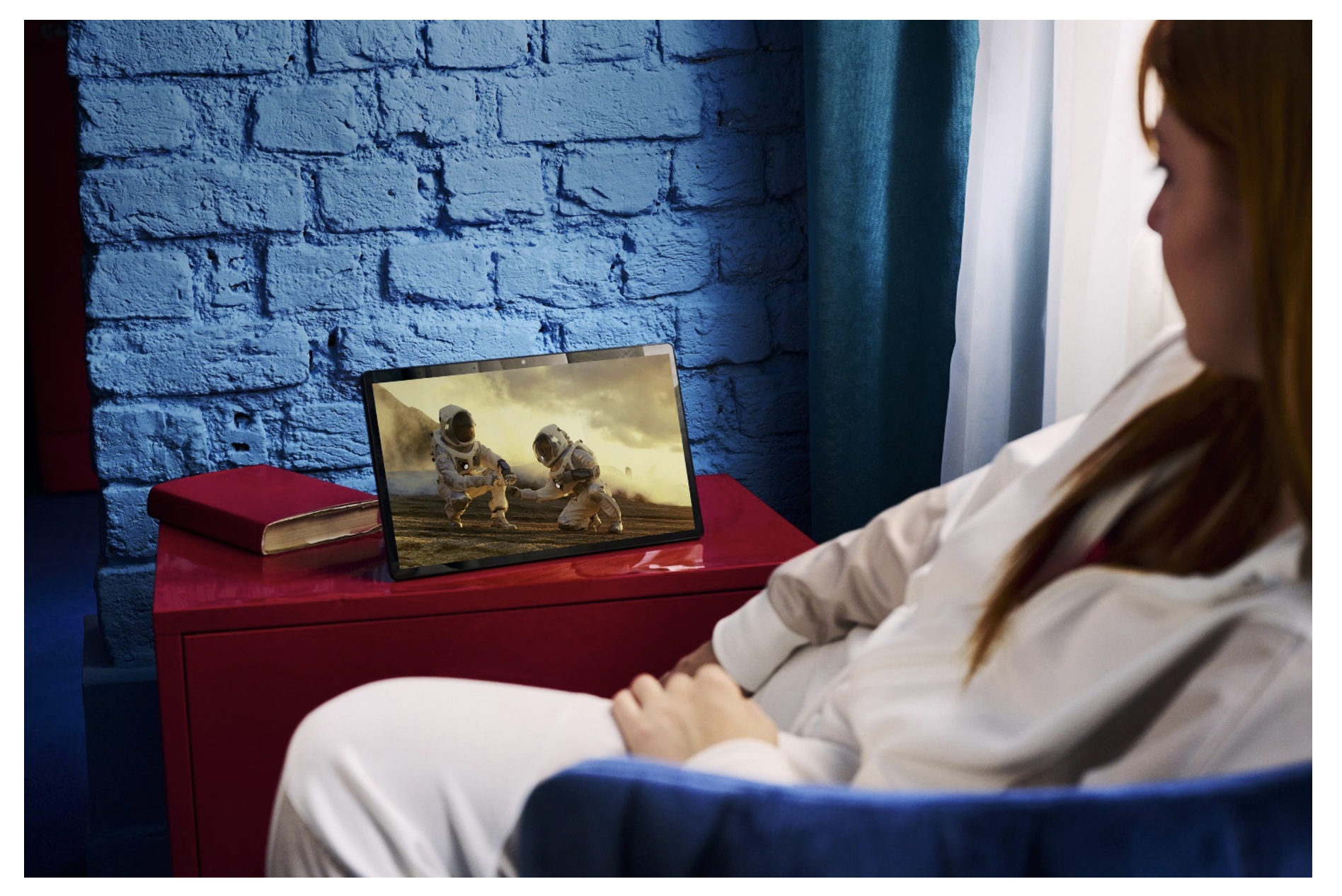 Menonton film dengan ASUS OLED