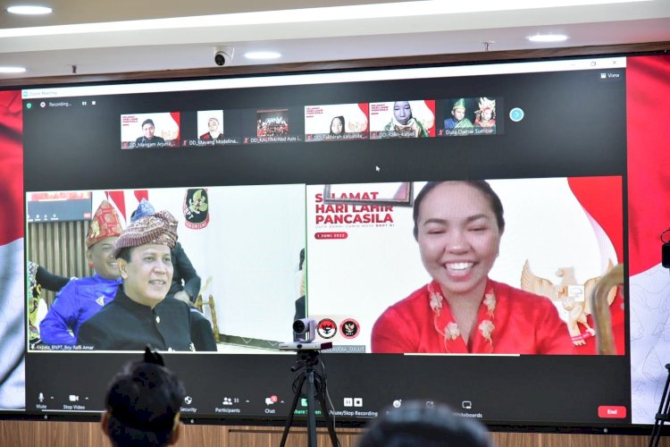 Kepala BNPT Komjen. Pol. Boy Rafli Amar (kiri) berdialog dengan salah satu dari 30 Duta Damai BNPT perwakilan 15 regional.