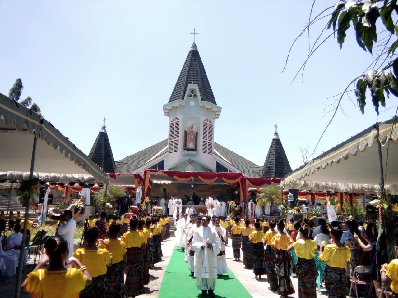 Prosesi wisudawan Sekolah Tinggi Filsafat Katolik (STFK) Ledalero di Kabupaten Sikka, NTT, kini menjadi Institut Filsafat dan Teknologi Krea