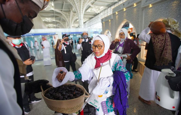 Jemaah kloter 11 Embarkasi Solo diberangkatkan ke Tanah Suci melalui Bandar Udara Internasional Adi Soemarmo Boyolali pada Jumat (10/6).