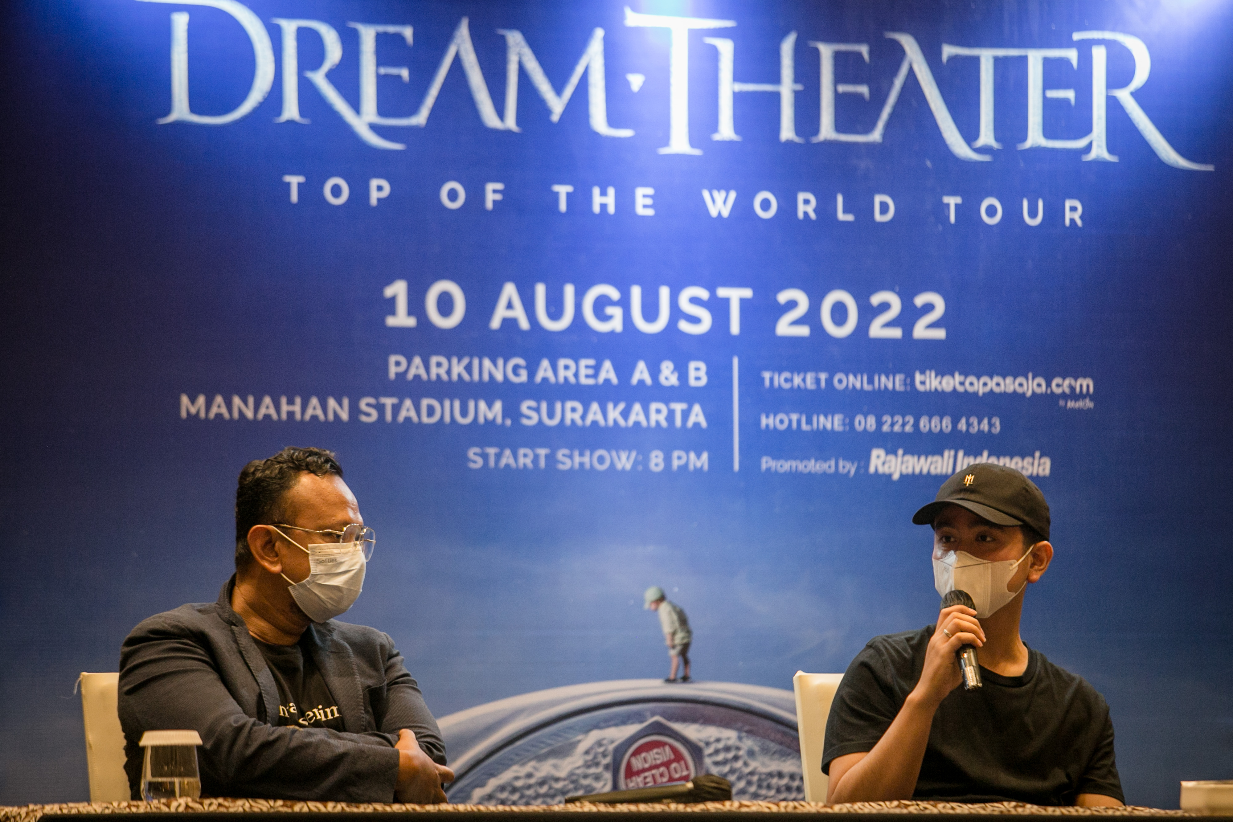Wali Kota Solo Gibran Rakabuming Raka (kanan) menyampaikan soal konser musik Dream Theater