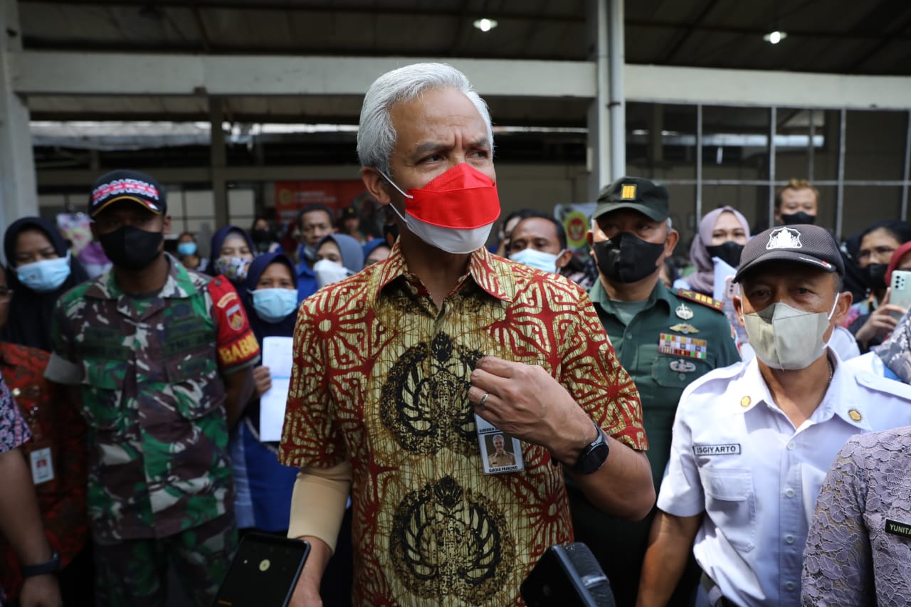 Gubernur Jawa Tengah Ganjar Pranowo saat meninjau vaksinasi booster untuk karyawan PT Batik Arjuna Cemerlang,